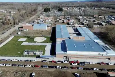 Después de años en cubos de lata, la EPET 25 inauguró su nuevo edificio en Plottier