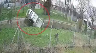 Impactante vuelco de un patrullero en una persecución en La Plata: dos policías heridos y tres detenidos