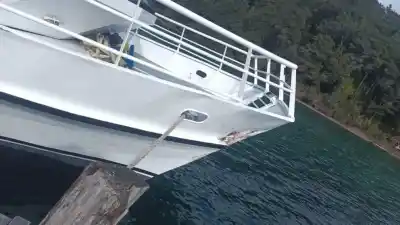 Falló un motor, chocó contra las rocas y el susto fue total: qué pasó en el catamarán