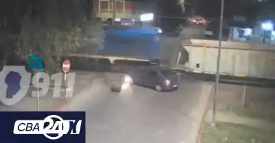 Córdoba: el impactante video del tren que embistió a un auto en un cruce sin barreras