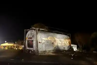 Volcó un camión brasileño en la Ruta 14 y el tanque cisterna quedó cruzado en la calzada