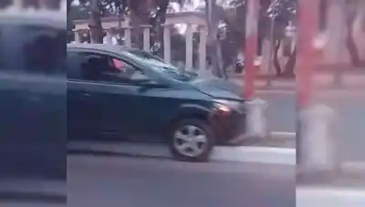 Un Chevrolet Prisma terminó incrustado contra un poste en avenida Belgrano