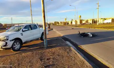 Impacto en la rotonda de Eva Perón: una moto y una camioneta chocaron y el tránsito quedó cortado