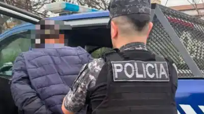 El insólito método para abrir un auto en plena vía pública: dos jóvenes detenidos
