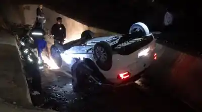 El desnivel oculto que hizo volcar a un auto en Solís Pizarro
