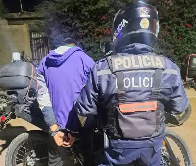 Apuntó con una escopeta recortada a un policía en plena persecución y terminó esposado