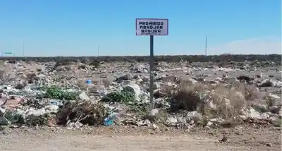 Un cartel municipal ignorado: el basural que crece frente a las casas en Barrio Nuevo