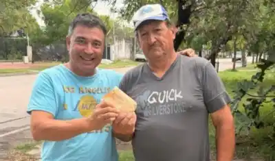 Un sobre con dólares apareció en la calle: la reacción del hombre que lo encontró dejó a todos sin palabras