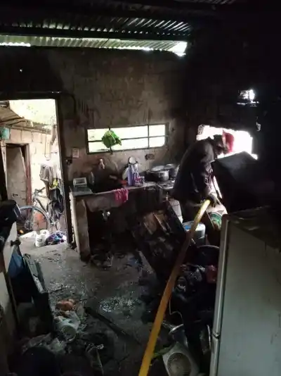 El fuego arrasó con su casa y la de su vecina: una abuela de 94 años quedó en la calle y pide ayuda
