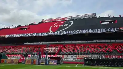 Retiran bandera contra la Ley de Tierras en el estadio de Newell's: la orden vino del Ministerio de Seguridad