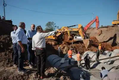 El gobernador Valdés inspeccionó la megaobra que promete cambiar el drenaje de la Capital