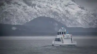 Alarma en el Nahuel Huapi: un catamarán chocó contra las rocas y nueve turistas terminaron en el hospital