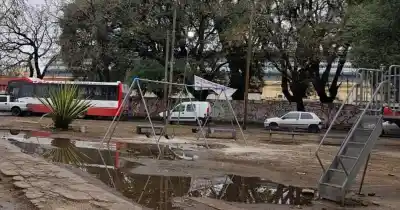 Vecinos de Barrio Hipódromo lanzan irónica advertencia por plazoleta convertida en laguna