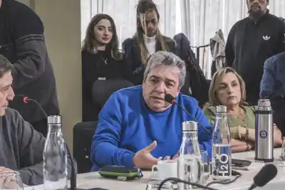 Repudio en Ushuaia: funcionario municipal cruzó a un influencer libertario por un video contra una plaza boliviana