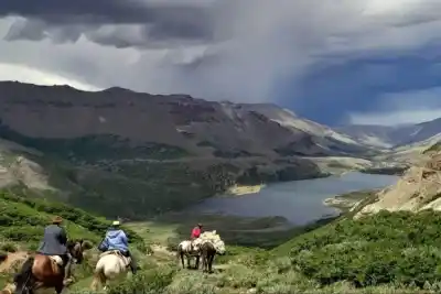 Del campo heredado a una aventura inolvidable: la propuesta de Gisella Porro en el Alto Neuquén