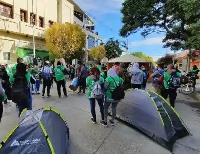 La presión sindical no cesa: ATE acampa frente a la Legislatura para asegurar un pase que cambiará la vida de 4.200 estatales