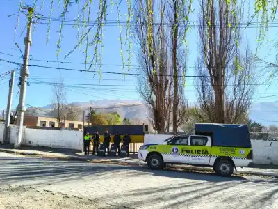 Misterio en El Mollar: el cuerpo de un joven apareció atascado en un ventiluz y la Justicia investiga qué pasó