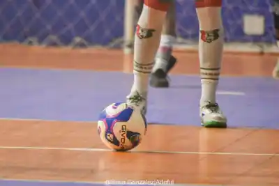 El campeón cayó y las series quedaron al rojo vivo en los cuartos de ADEFUL