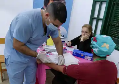 Un operativo de salud que acerca los análisis a los adultos mayores de San Juan Bautista