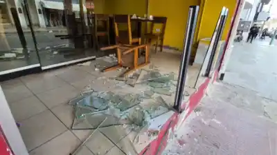 Un Peugeot 306 se incrustó en la vidriera de un bar del centro de Catamarca: el insólito motivo