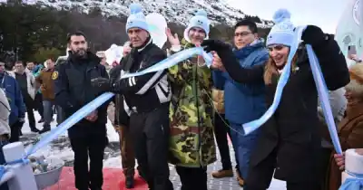 Santa Cruz vuelve a desafiar al frío: inauguraron la Winter Swimming World Cup frente al Perito Moreno