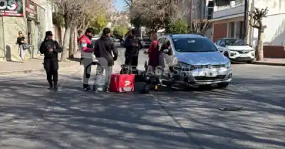Choque entre un auto y un repartidor de Pedidos Ya en pleno centro salteño