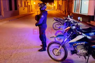 Un motociclista lo embistió durante un control y el policía terminó con fractura de cráneo