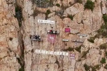 Vértigo y café: el local que te obliga a usar arnés y casco para tomar un trago