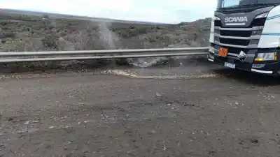 Alerta en La Pampa: un derrame de ácido clorhídrico mantiene cortada la ruta 151