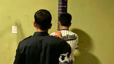 Alerta en Miski Mayu: un policía de civil redujo a un adolescente armado frente a una escuela