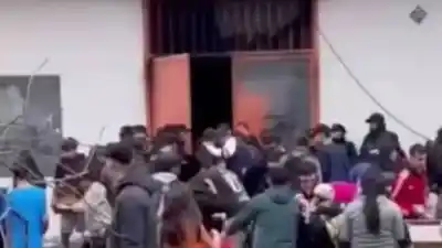 Escena de caos en un súper chino: 50 personas se agolparon por la mercadería quemada
