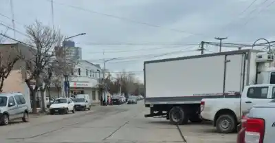 Un camión gigante tomó media calle en el centro de Roca y generó un caos de tránsito: ¿qué dice la ordenanza?
