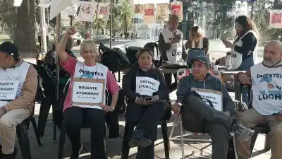 Docentes en ayuno: segundo día de protesta en Plaza Belgrano y un reclamo que no cede