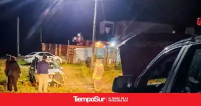 Una Renault Duster quedó atrapada en el barro y Bomberos tuvo que usar el malacate para sacarla