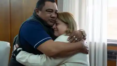El emotivo reencuentro de dos hermanos que se buscaban sin saberlo