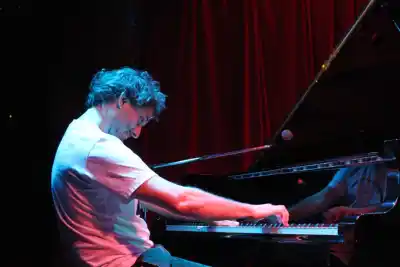 Un sábado para redescubrir a Spinetta, Charly y Fito: concierto y taller con un reconocido pianista