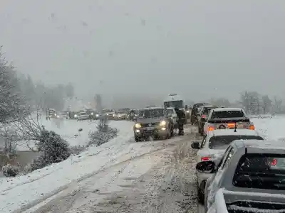 Caos en Chapelco: decenas de autos varados en la nieve por no llevar cadenas