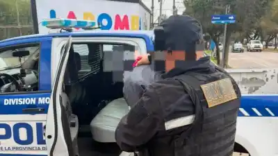 Aprehendieron a un joven en Villa María por limpiar vidrios en plena calle: la nueva norma que lo cambia todo