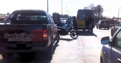 Chocó contra un camión de limpieza en la Costanera y terminó en el hospital
