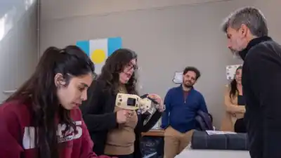 El intendente sorprendió a las emprendedoras de un taller textil con una herramienta clave
