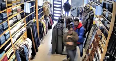 Robo exprés en pleno mediodía: así asaltaron una tienda de ropa en La Loma