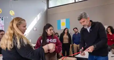 Una máquina de corte y un desayuno: el plan de Ulpiano Suarez para potenciar un taller textil