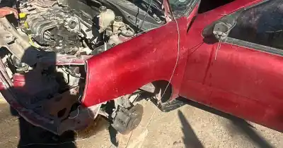 Desarmaba un auto tapado con una lona en plena calle y la Policía lo descubrió
