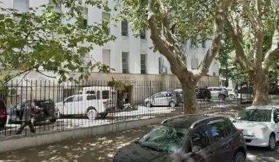 Un detenido por violación se lanzó al vacío en pleno tribunal: el auto que amortiguó su caída