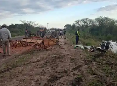Un Citroën terminó fuera de la calzada tras un roce en la ruta 27: dos heridos
