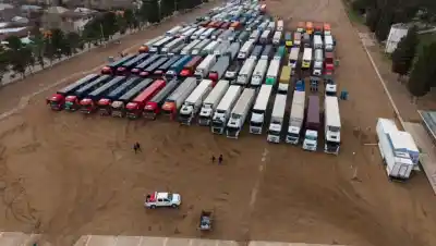 Camiones varados en Plaza Huincul: el clima los tiene a la espera y ya son más de 100