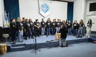 Un Aula Magna repleta de voces: así celebraron las infancias con tres elencos musicales
