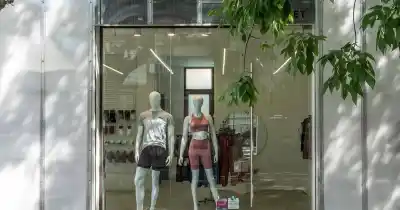 Cierra un histórico local de ropa en La Plata: liquidan todo con descuentos de hasta 30%