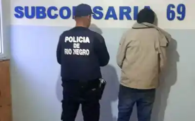 Con un fierro rompió la puerta de su expareja y la policía lo detuvo en el acto