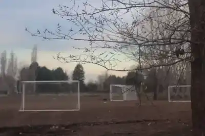 El proyecto de las 10 canchas de fútbol que tiene en vilo a un barrio de Roca: los vecinos ya mandaron cartas documento